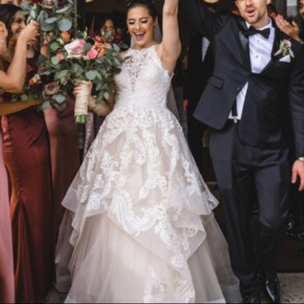 Beautiful Wedding Dress - Picture 2 of 7